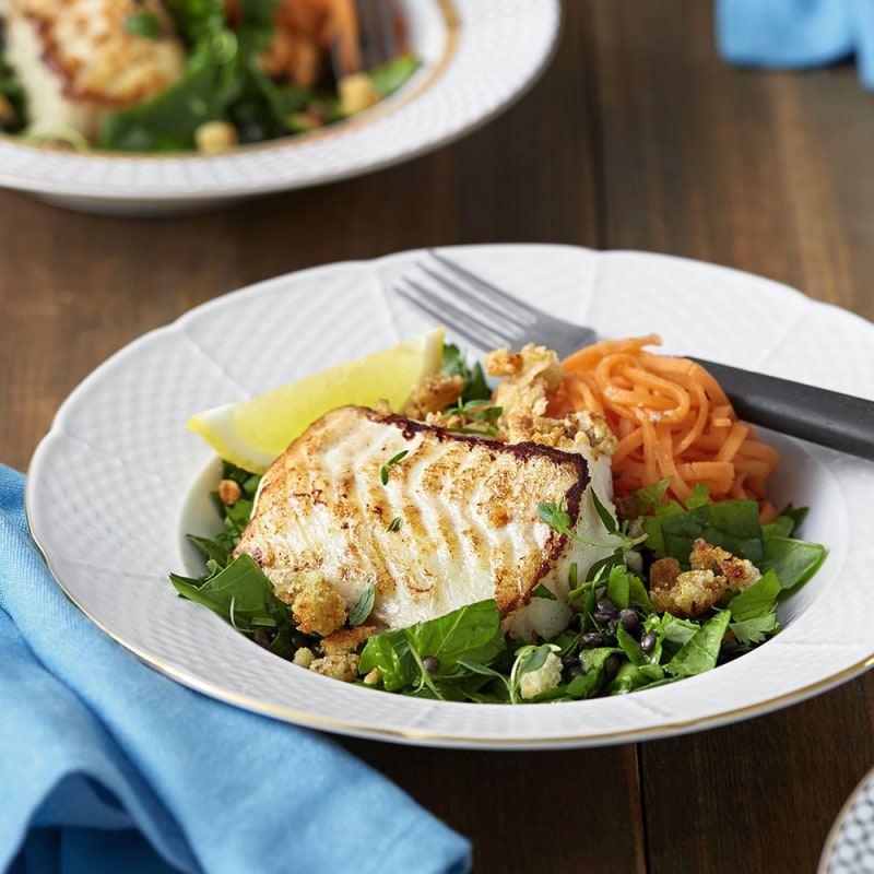 Rimmad torskrygg med linser, snabbpicklad morot och parmesansmul