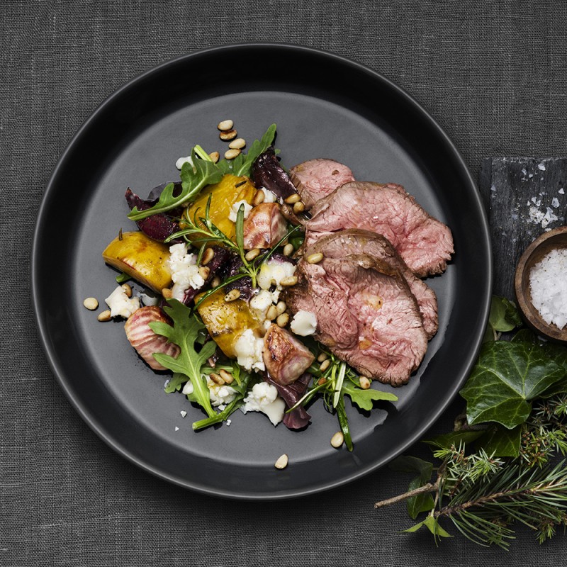 Lammrostbiff med betor, chèvre och pinjenötter