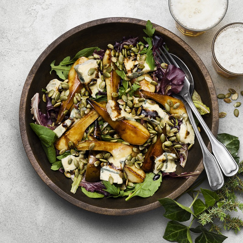 Ädelostsallad med stekta päron och pumpafrön