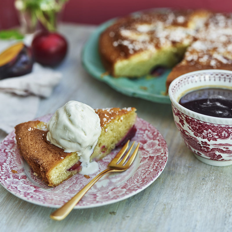 Mjuk sockerkaka med plommon