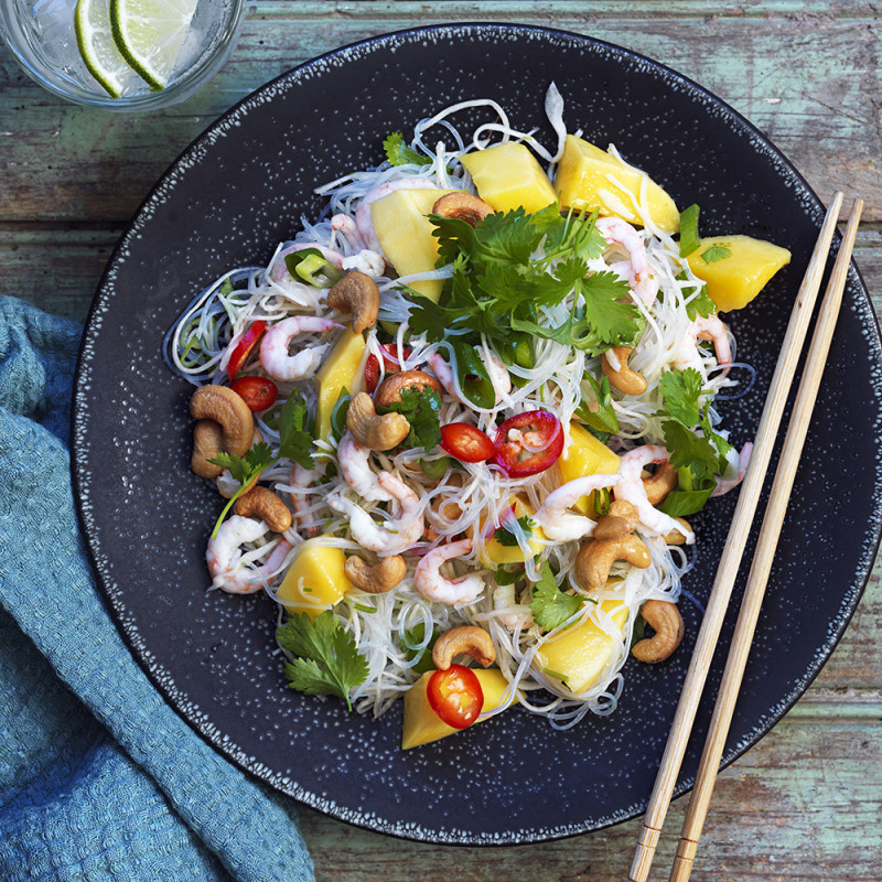 Nudelsallad med räkor och mango