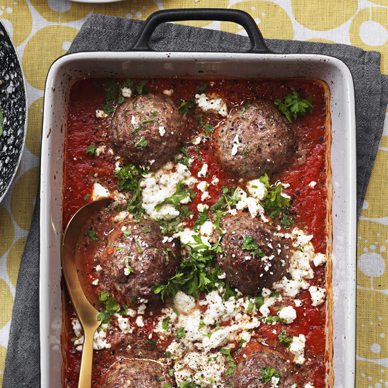 Köttbullar i tomat-och paprikasås med fetaost