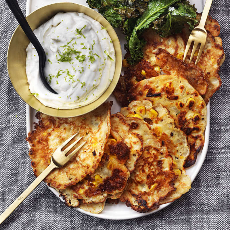 Majsplättar med dippsås och grönkålschips