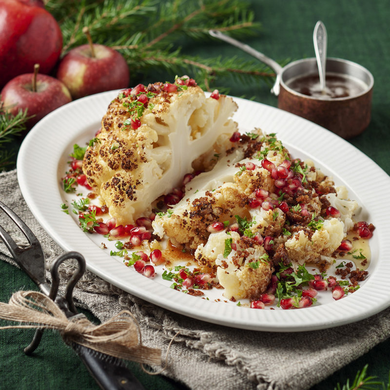 Rostad blomkål med brynt citronsmör, kavringsmul och granatäpple
