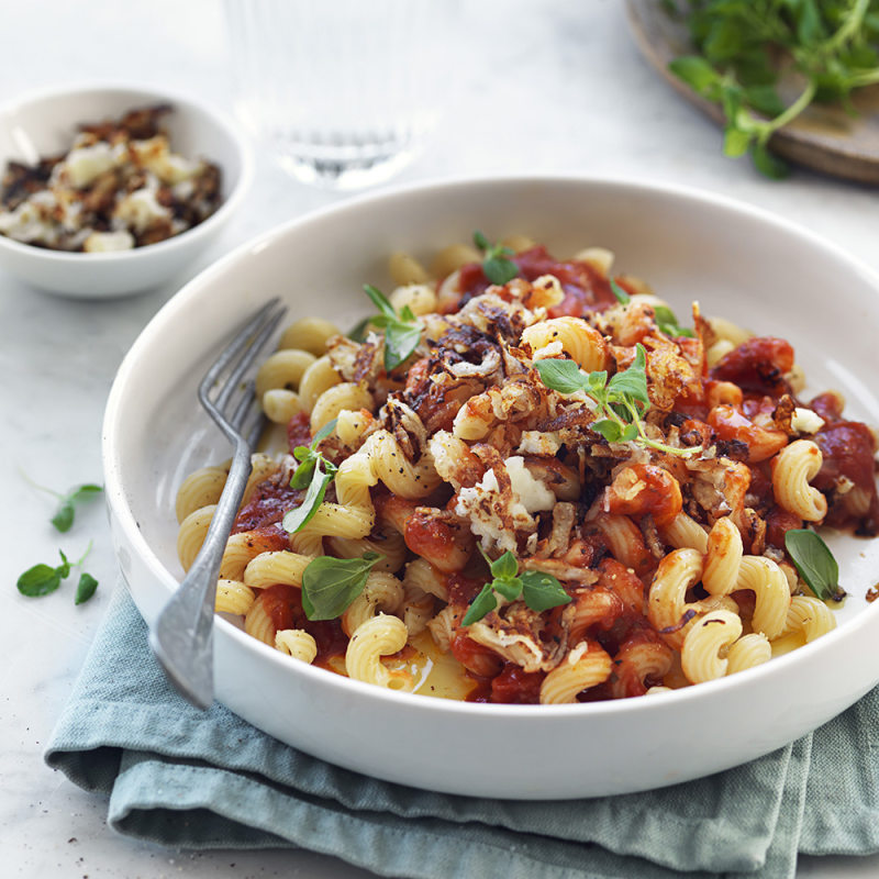 Halloumipasta med tomatsås