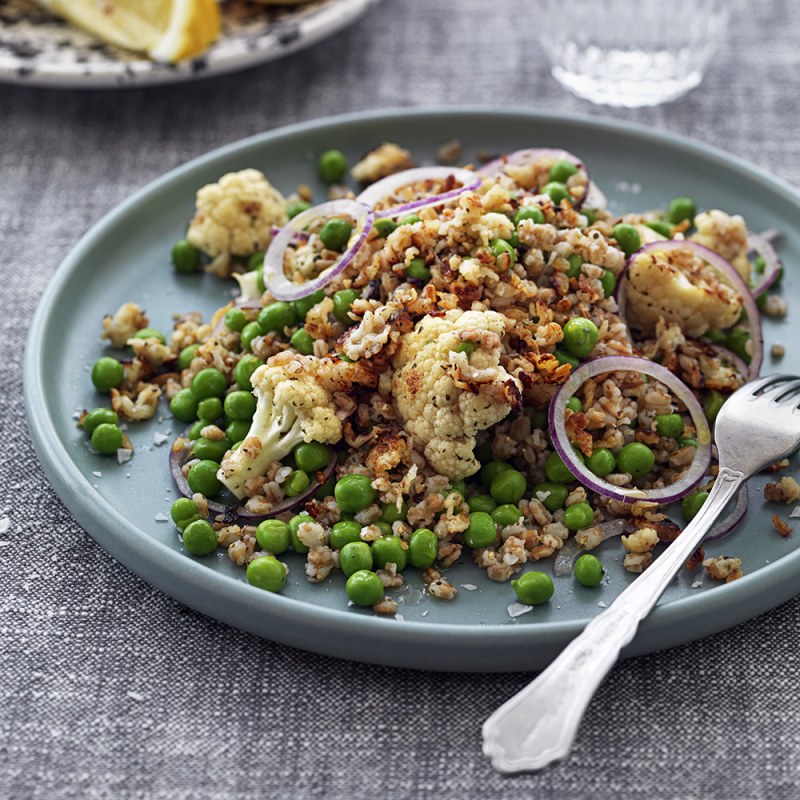 Matvetesallad med gröna ärter och krispig halloumi
