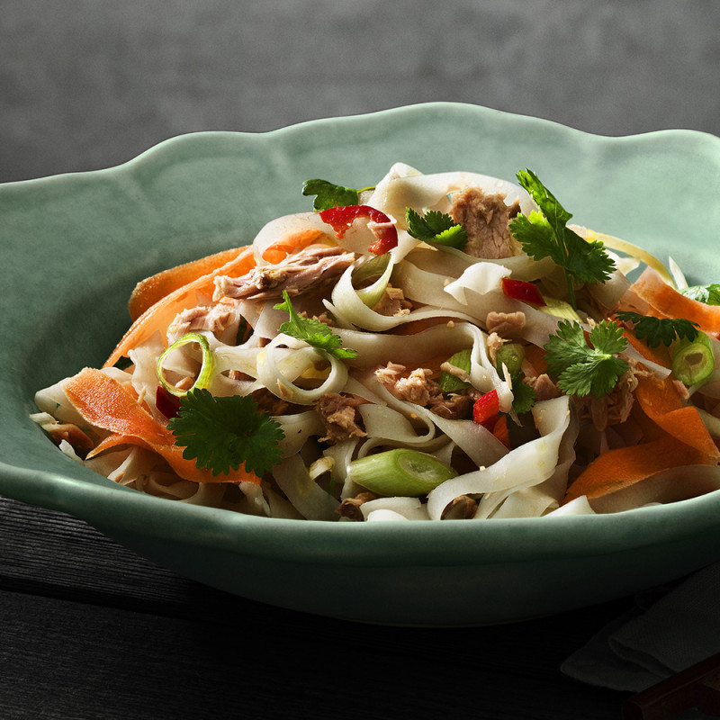 Risnudelsallad med tonfisk och lime