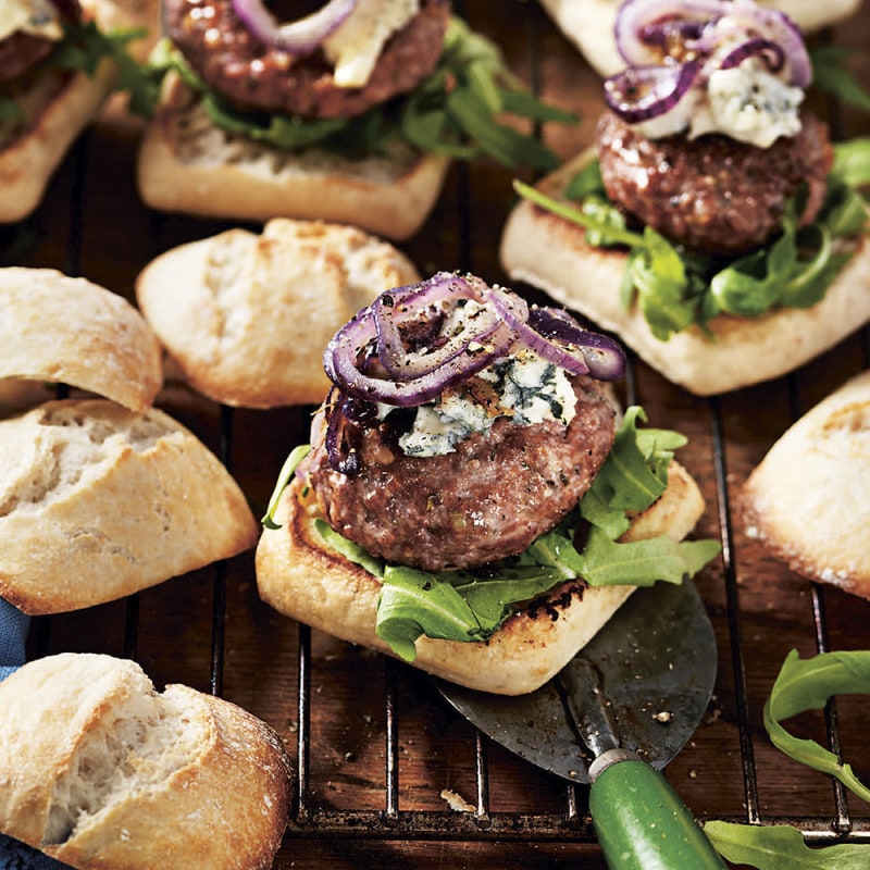 Miniburgare med gorgonzola och karamelliserad lök