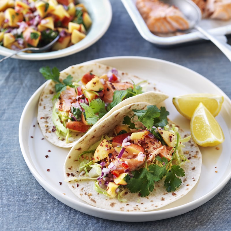 Lax i tortillabröd med nektarinsalsa