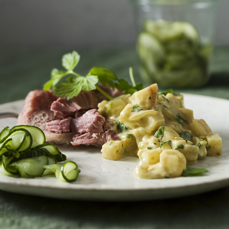 Fläsklägg med gräddkokt rotselleri och inlagd gurka