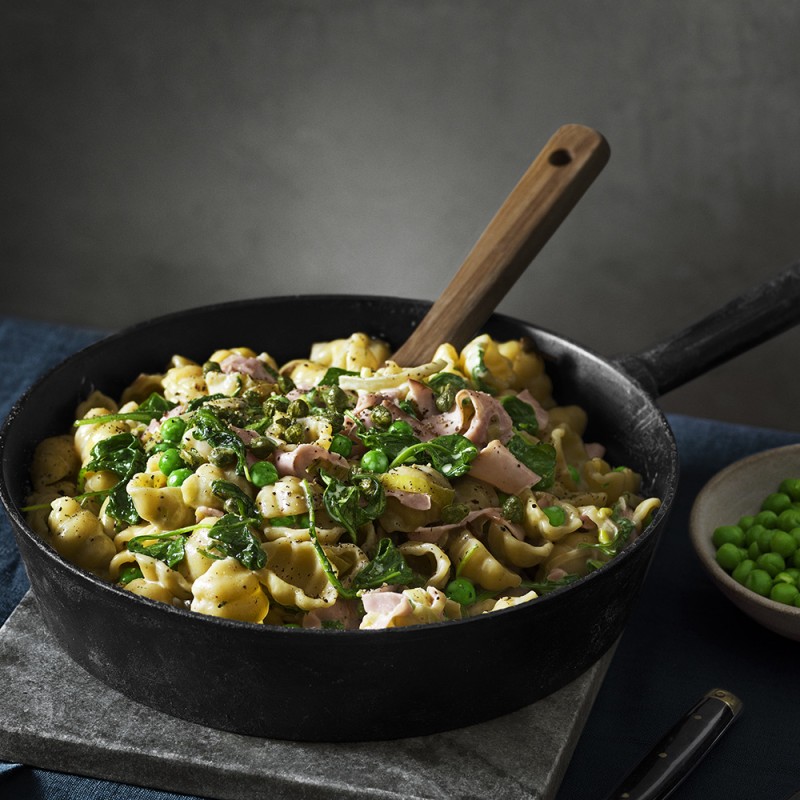 Pasta med skinksås, spenat och ärtor