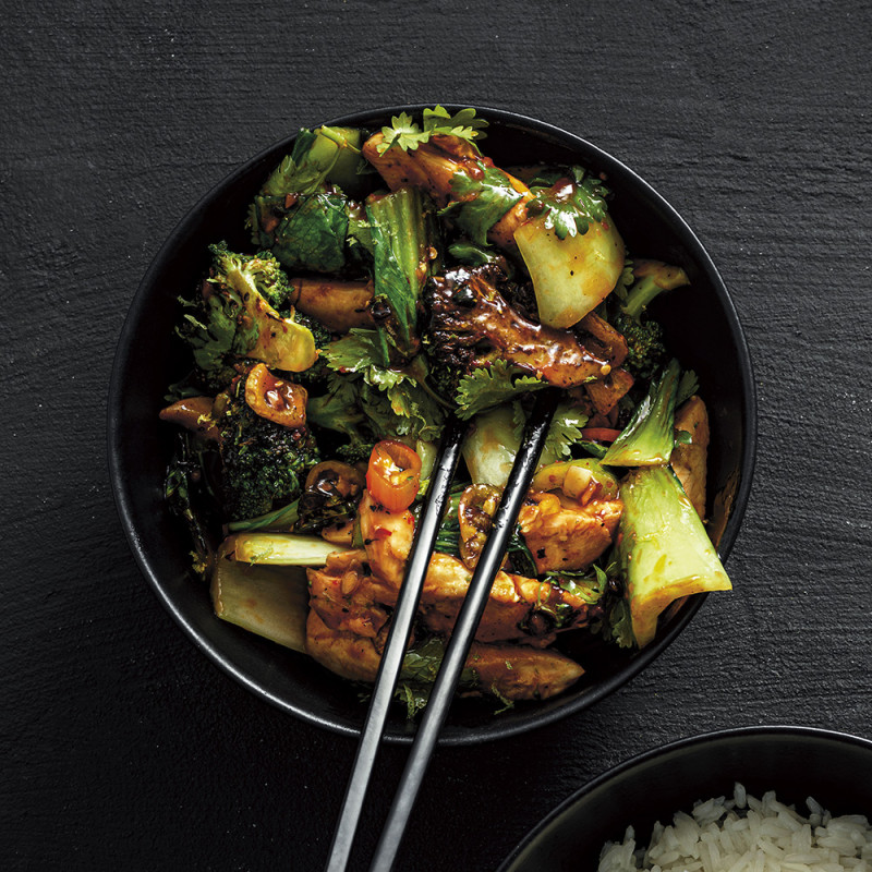 Wokad kyckling, broccoli och pak choi