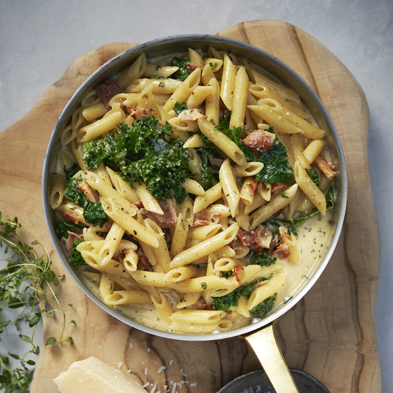 Krämig pasta med bacon och grönkål