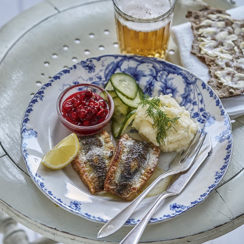 Fylld stekt strömming med klassiska tillbehör