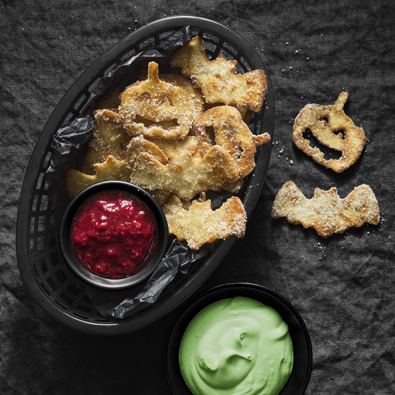 Söta kardemummachips med hallondipp och grädde