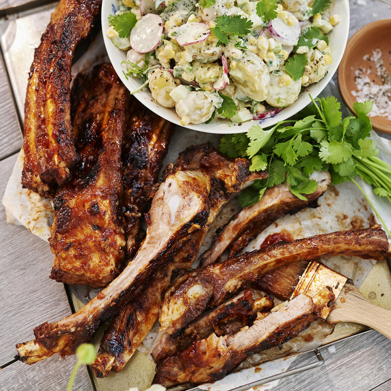 Sticky ribs med krämig majs- och potatissallad