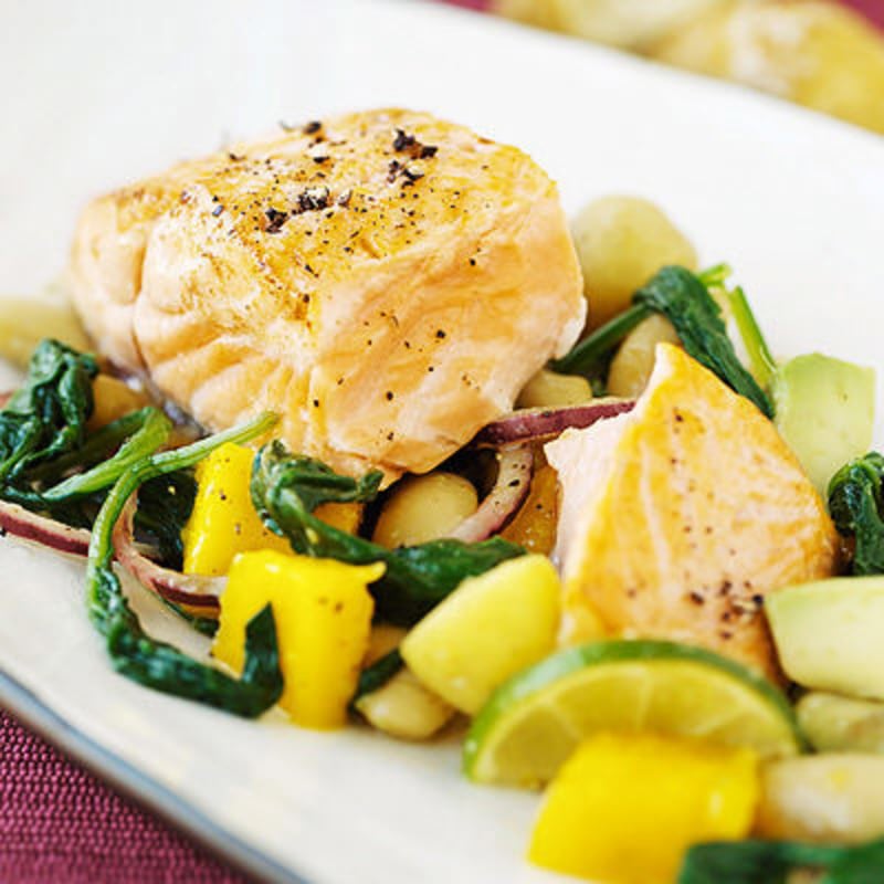 Bräckt lax med spenat och mangosalsa