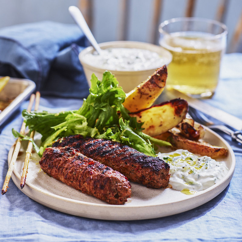Lammfärsbiffar med tomatsås och tzatziki