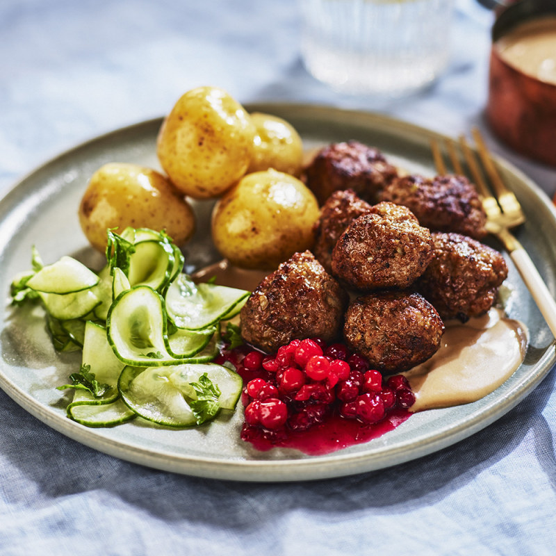 Köttbullar med gräddsås, lingon och pressgurka