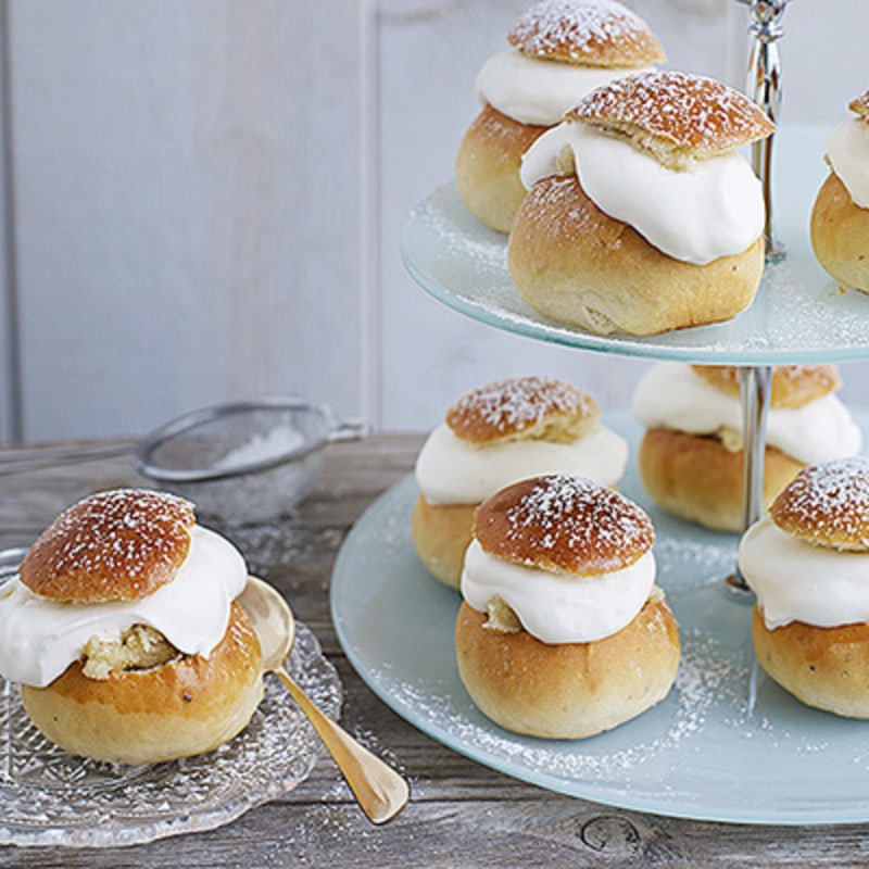 Semlor med hemgjord mandelmassa