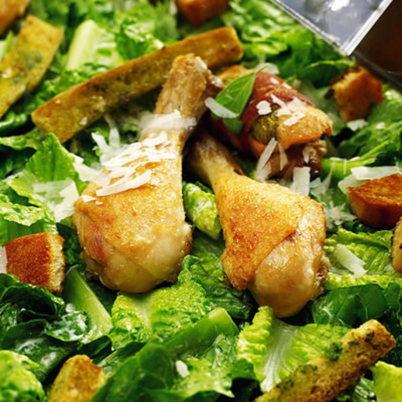 Salviakryddad kyckling med caesarsallad