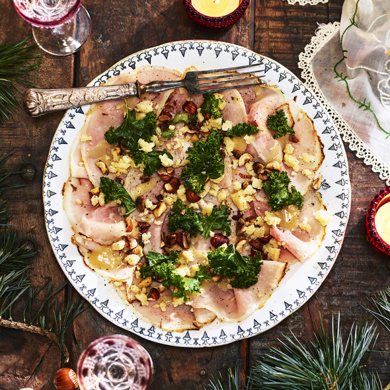 Julskinka med Västerbottensost, rostade nötter och senapsvinägrett