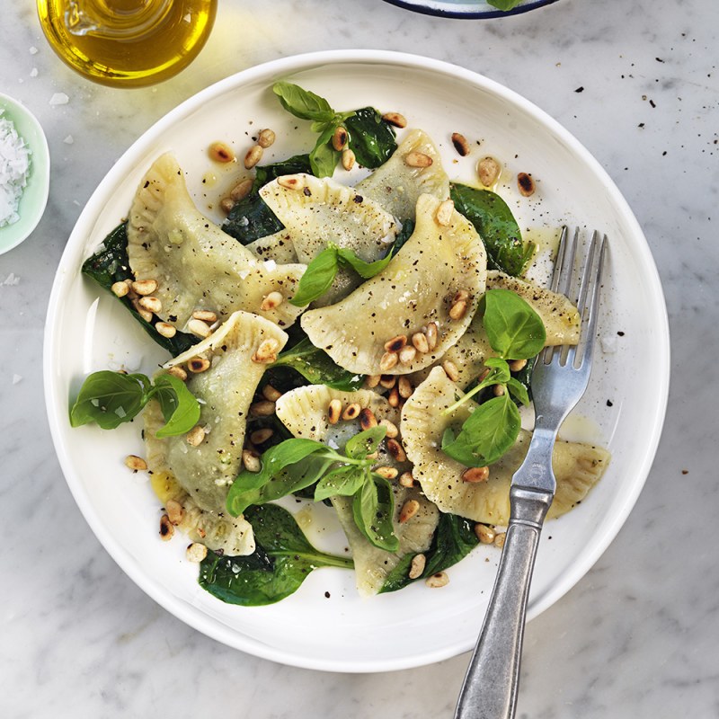 Vegansk pasta fylld med spenat och pinjenötter