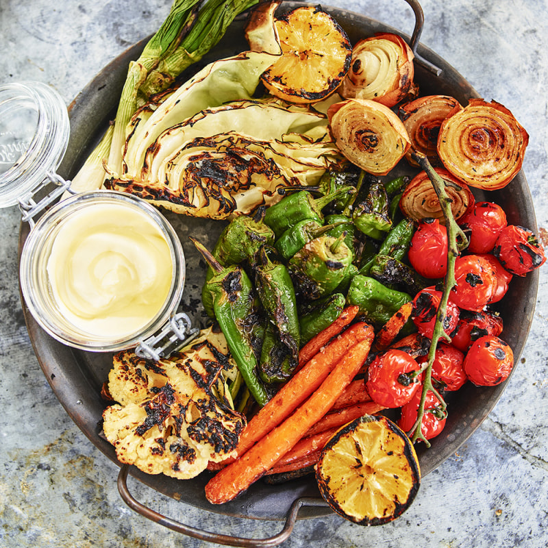 Grillat grönt med citron och rökt honungssmetana