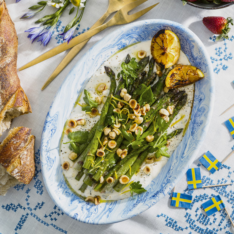 Sparris med hasselnötter och labneh-kräm