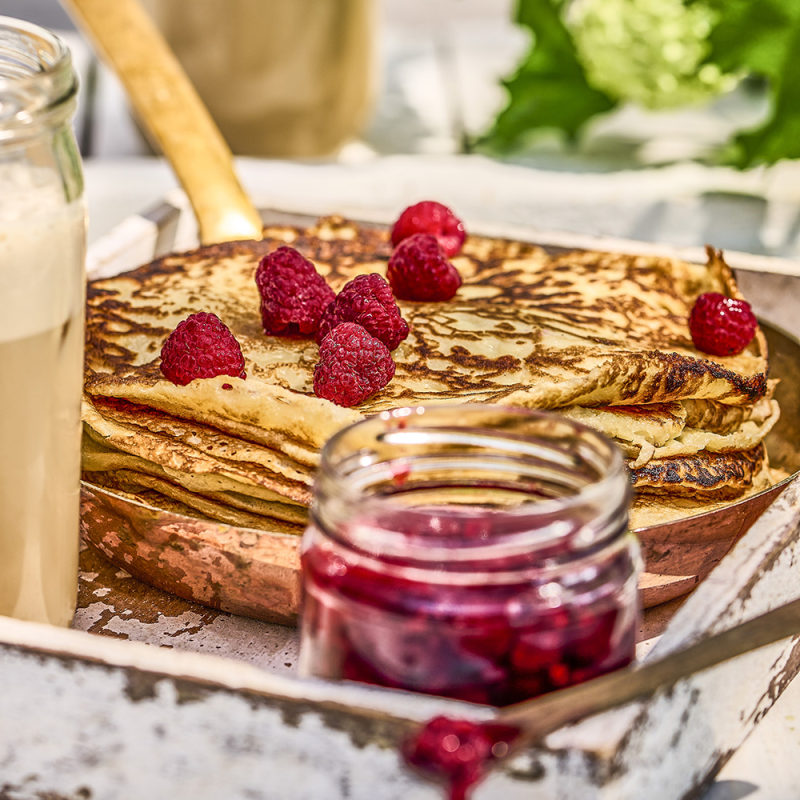 Tunna pannkakor med rårörda hallon