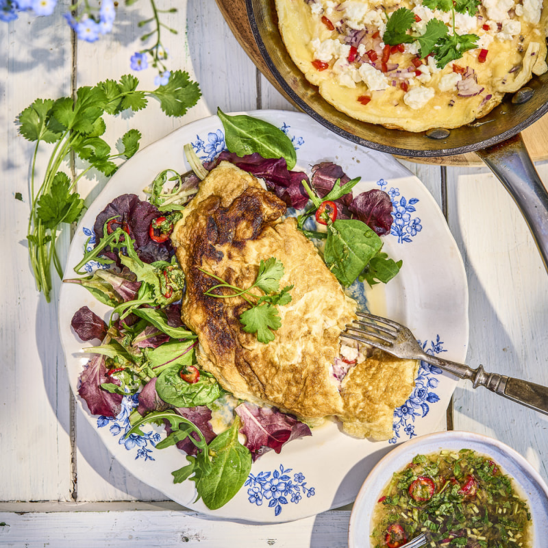 Omelett med feta, chili och koriander