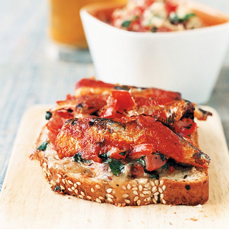 Varm sardintoast med kapris, ost och tomatsalsa