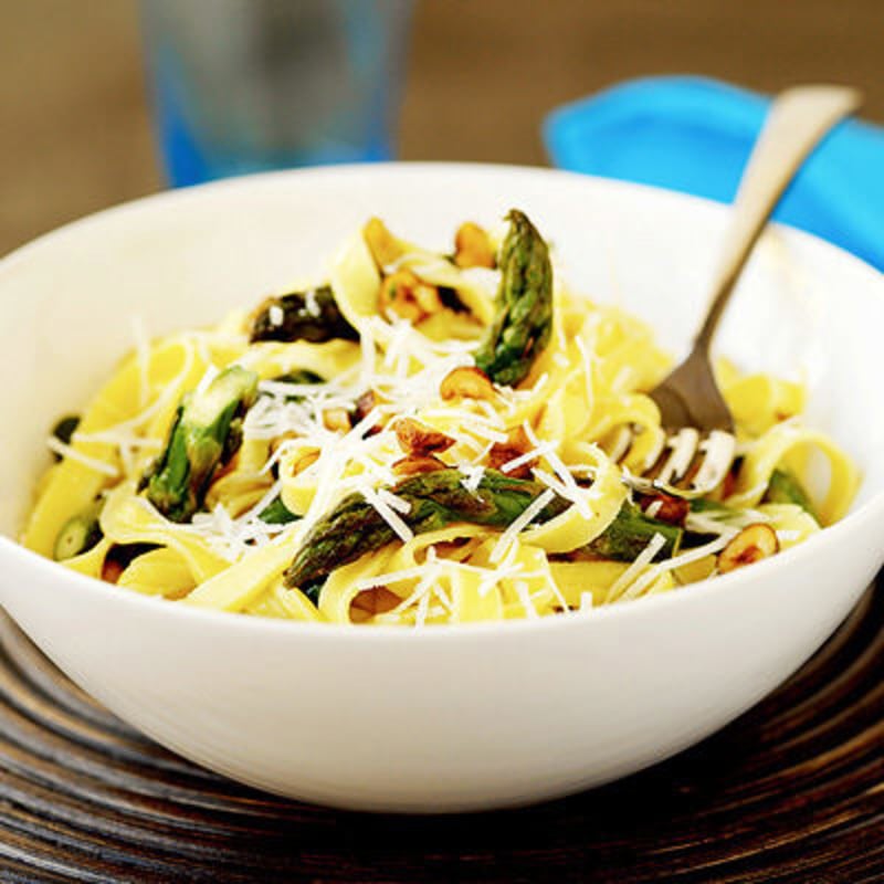 Tagliatelle med brynt sparris och hasselnötter