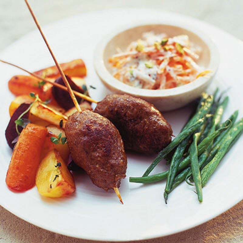 Lammkebab med rotsaker och morotsraita
