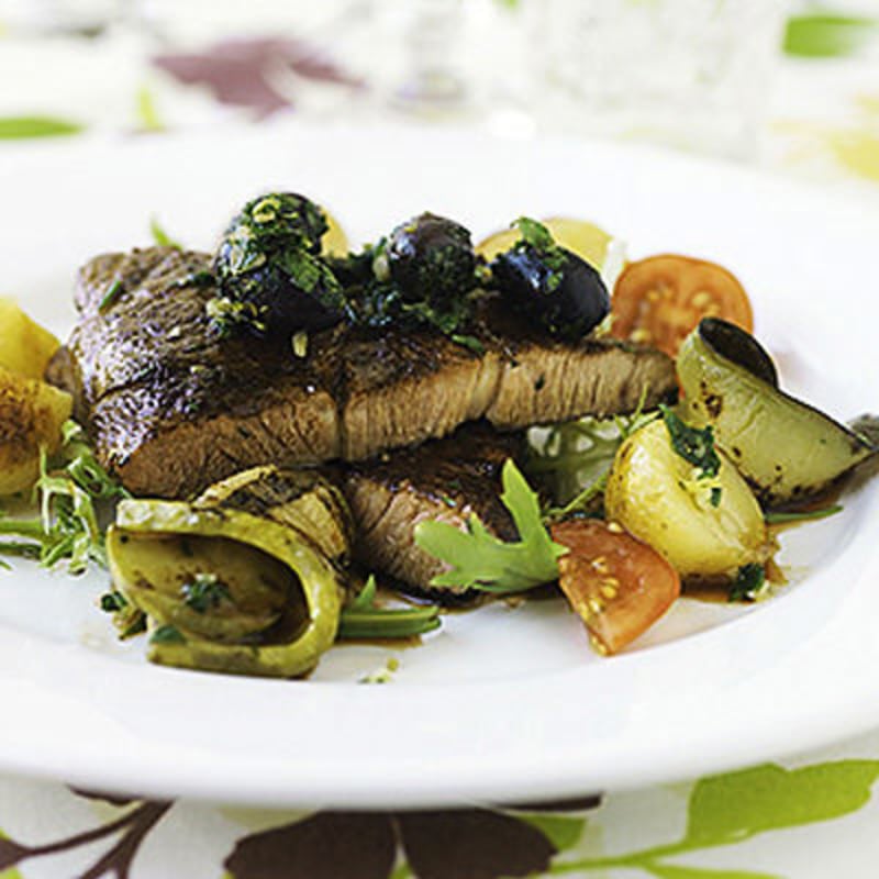 Grillad biff med olivgremolata och zucchini