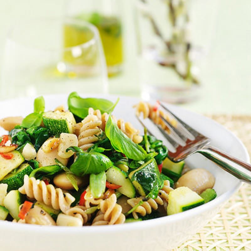 Veggiepasta med bönor, zucchini och spenat