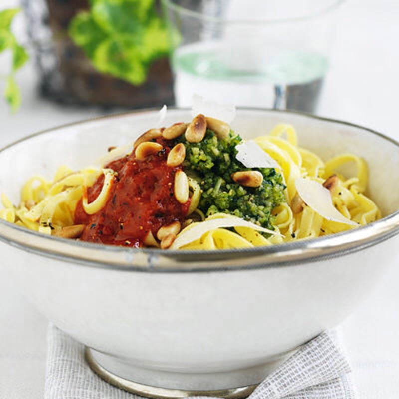 Färsk linguini med pesto och tomatsås