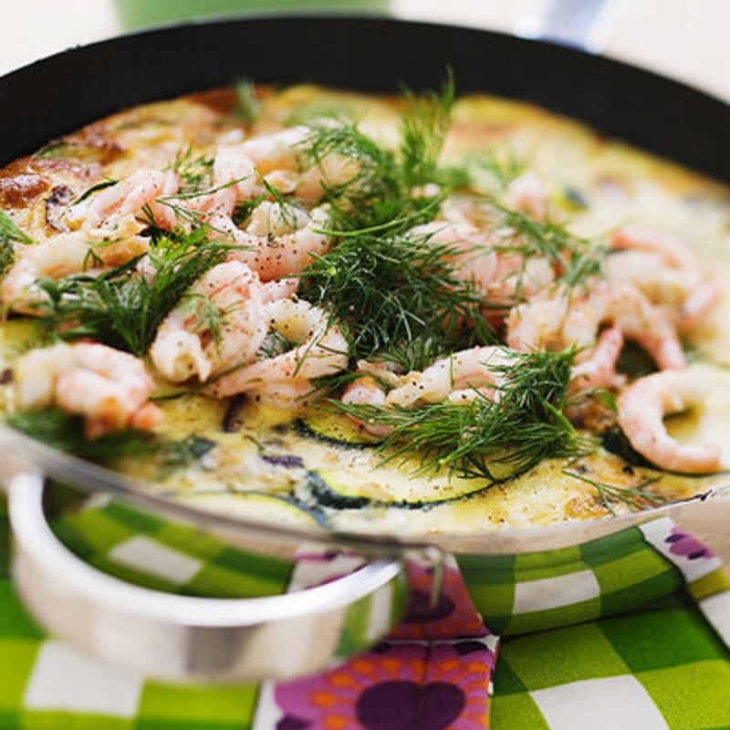 Ugnsomelett med potatis, zucchini och räkor