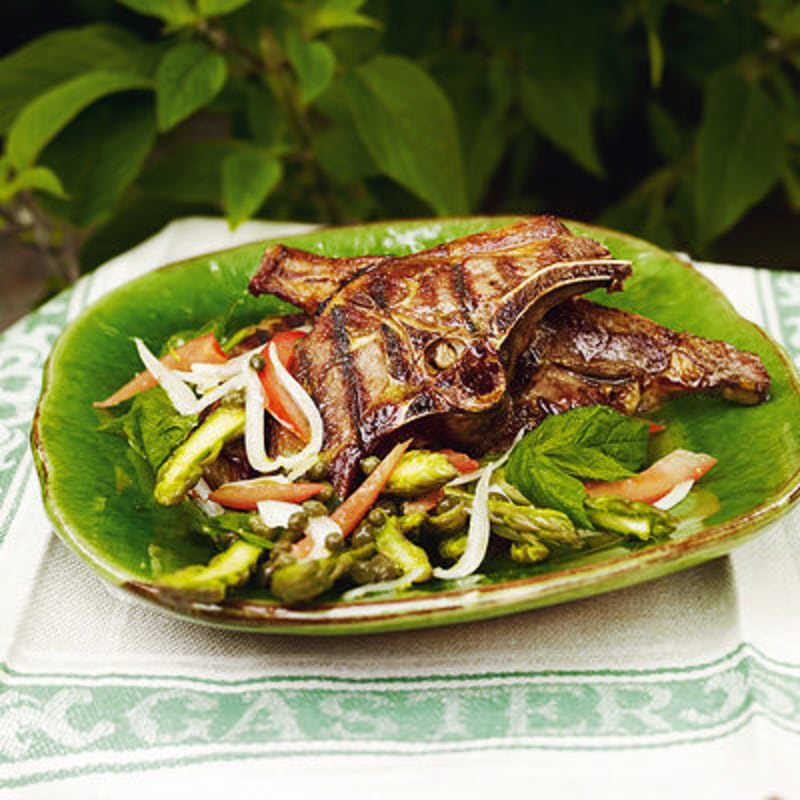 Grillade lammkotletter med kapris- och sparrissallad