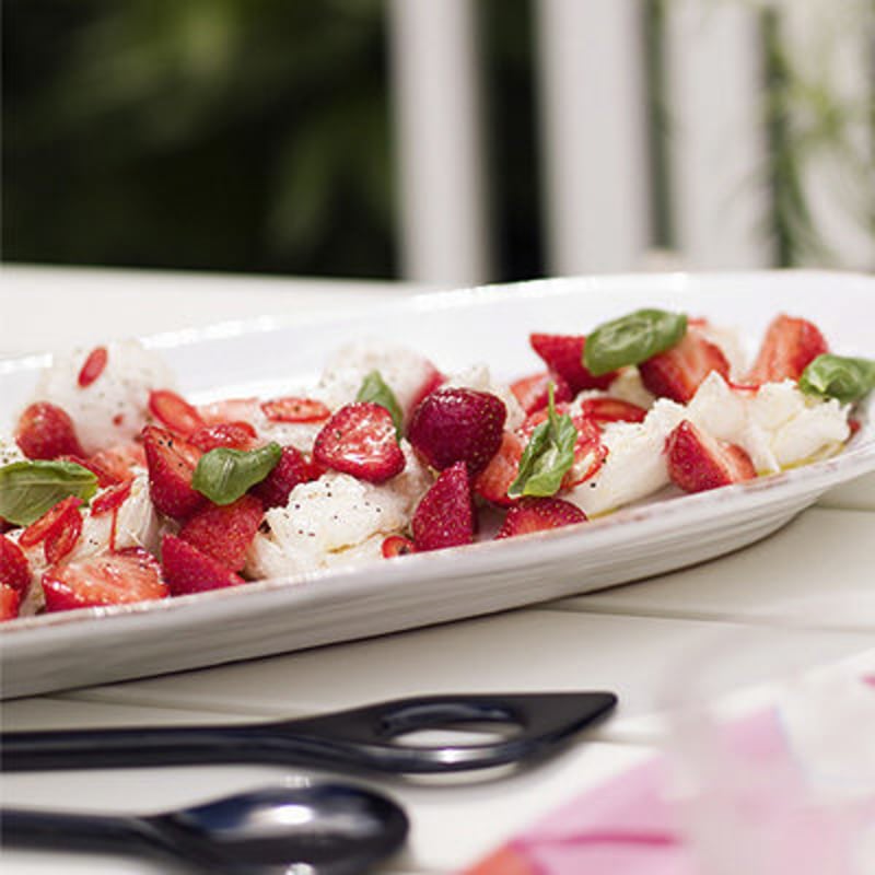 Mozzarellasallad med jordgubbar och basilika