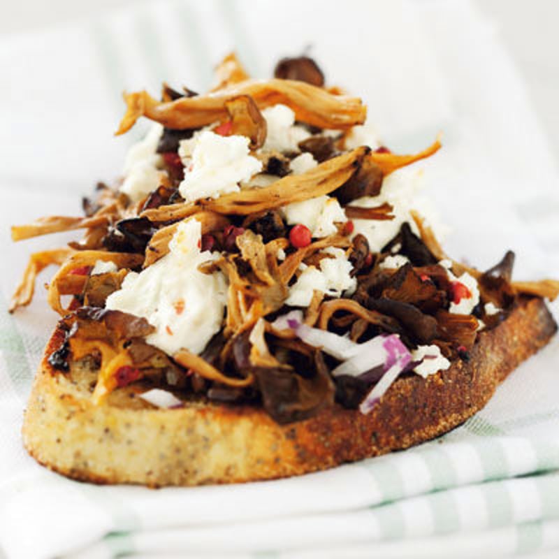 Trattkantarelltoast med fetaost