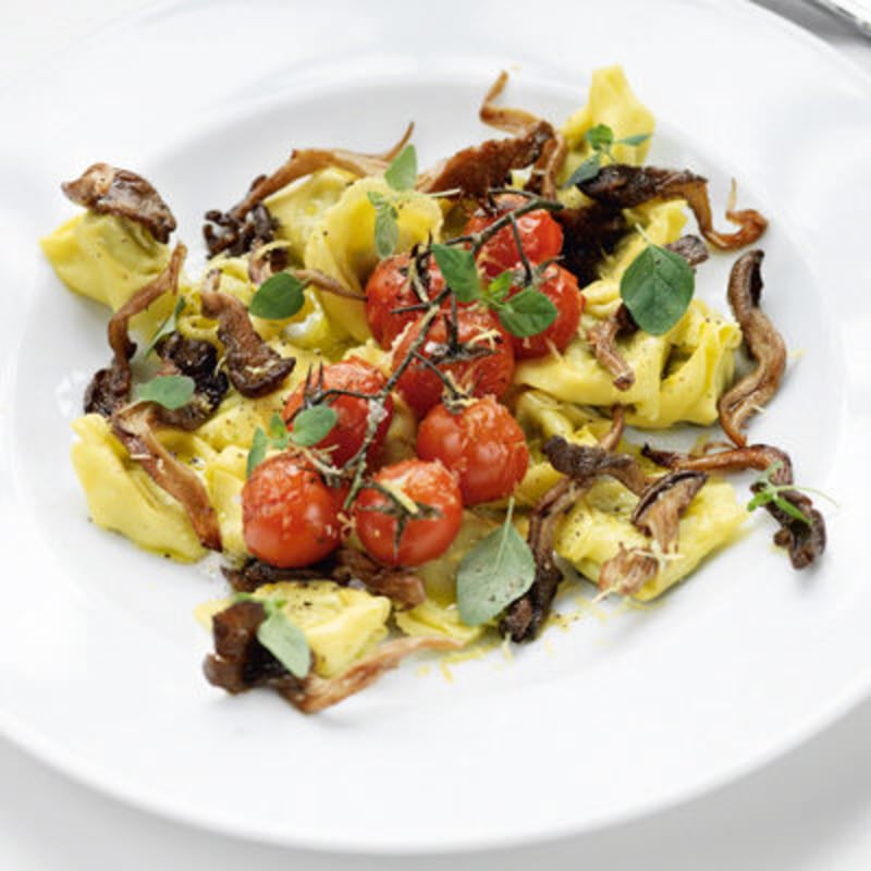 Tortellini med ostronskivling och ugnsbakade kvisttomater