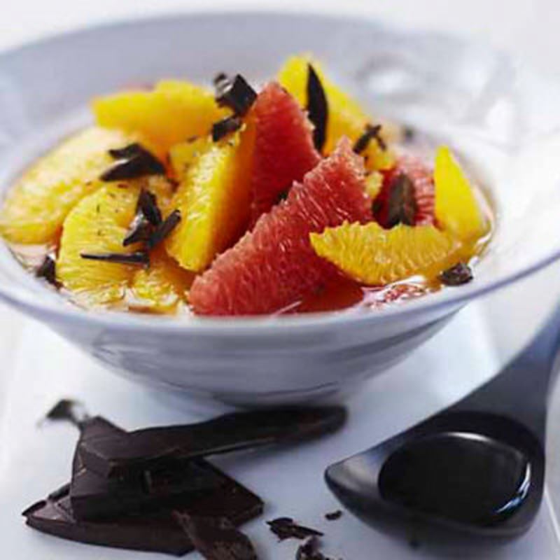 Apelsinsallad med rom och mörk choklad