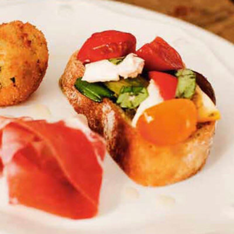 Bruschetta med tomat, mozzarella och oliver