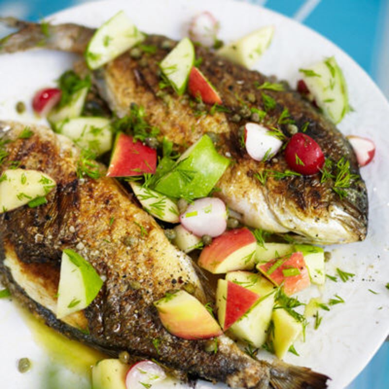Grillad havsabborre med äppelsallad