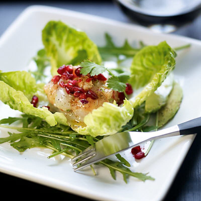 Tartar på pilgrimsmusslor och lax med avokado och granatäpple