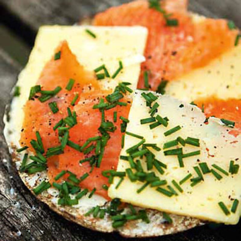 Knäcke med snabbgravad regnbågslax