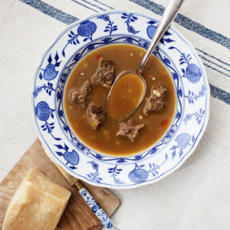 Oxsvanssoppa med chili, ingefära och vitlök