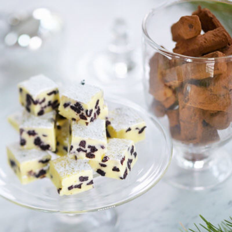 Vit chokladtryffel med torkade blåbär