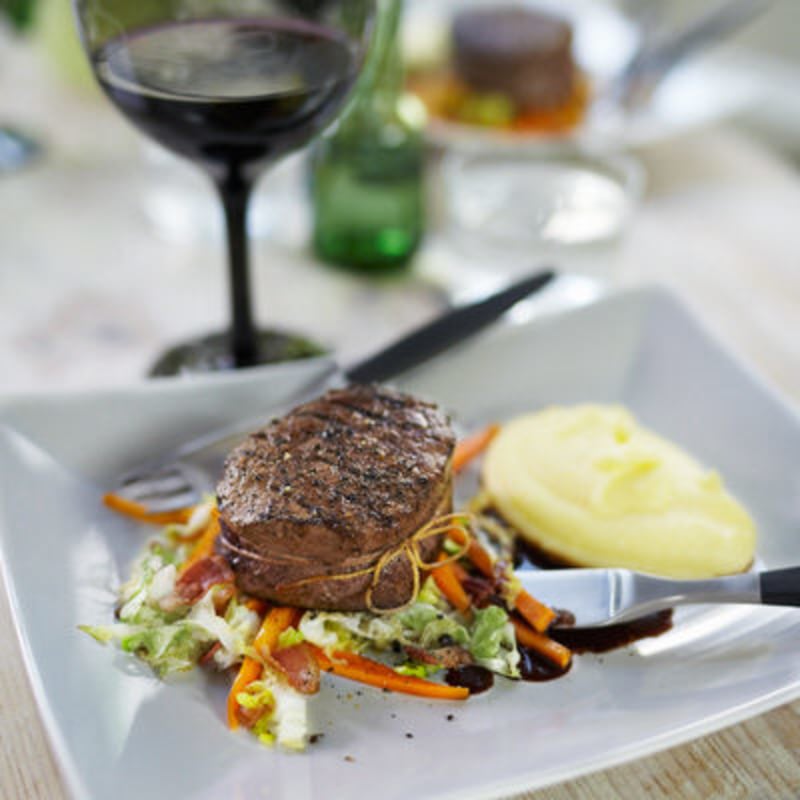 Oxfilétournedos med savoykål, bacon och tryffelpotatispuré